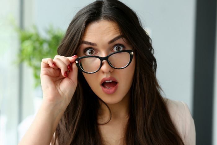 mujer sorprendida por usar marca de lentes arnette