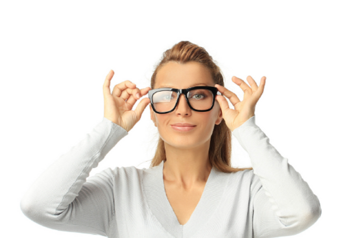 mujer usa lentes de policarbonato