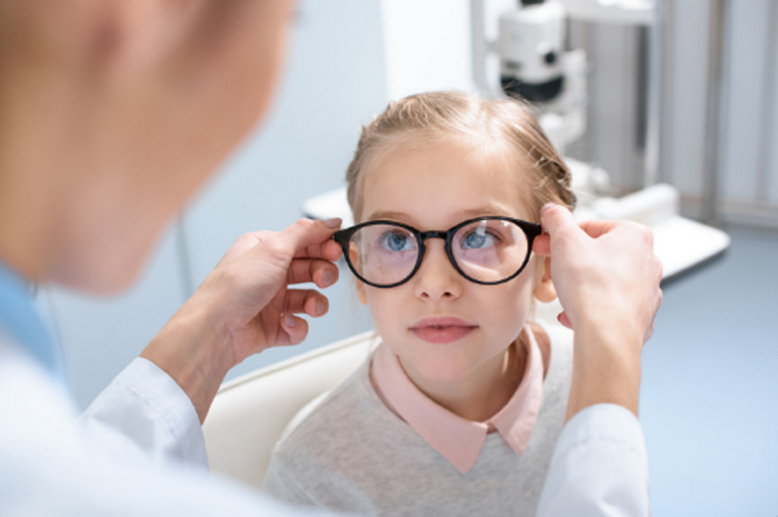 niña en oftalmólogo pediatra en lima