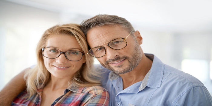 hombre y mujer con modelos de monturas de lentes