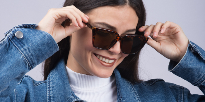 mujer con las mejores marcas de gafas de sol (30)